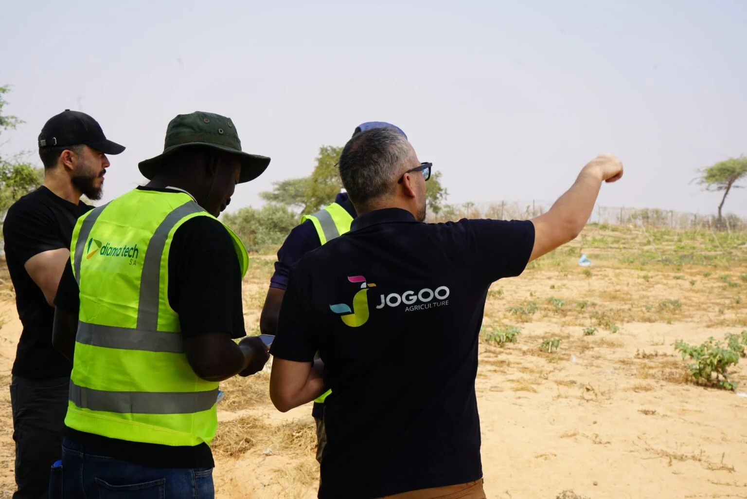 Techniciens JOGOO en visite sur une parcelle à équiper